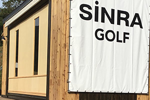木造トレーラーハウス「SiNRA」とゴルフランドのゴルフシミュレーターが融合！移動式シミュレーションゴルフブースの魅力をご覧ください